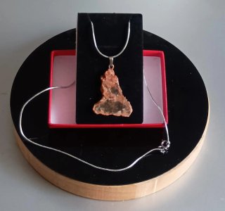 Collar con colgante de cristal natural