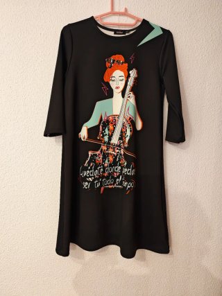 Vestido negro con estampado de mujer tocando violo