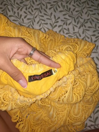 Blusa amarilla hombros caídos