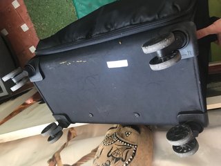 Maleta Muy Grande 23 kg 4 ruedas Semi NUEVA