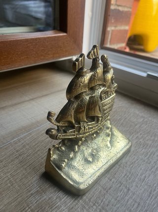 Barco decorativo de bronce