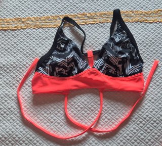 Bikini negro y naranja con 2 bragas