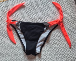 Bikini negro y naranja con 2 bragas