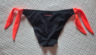 Bikini negro y naranja con 2 bragas
