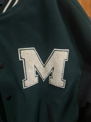 Chaqueta universitaria verde y negra. Bomber.