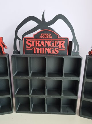 Expositor Stranger Things 3 Bloques SIN NOMBRES