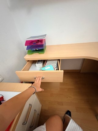 Escritorio de madera y metal