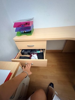 Escritorio de madera y metal
