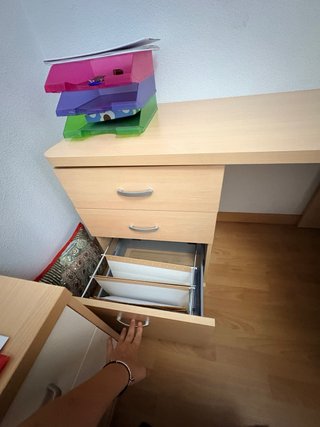 Escritorio de madera y metal