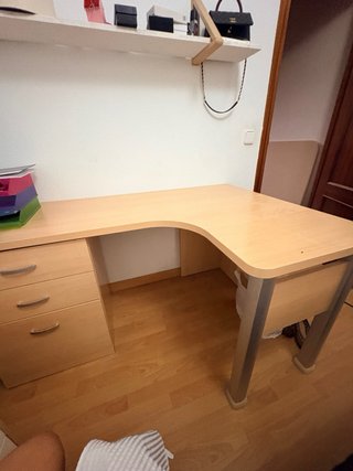 Escritorio de madera y metal