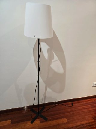 Lámpara de pie IKEA negra y blanca