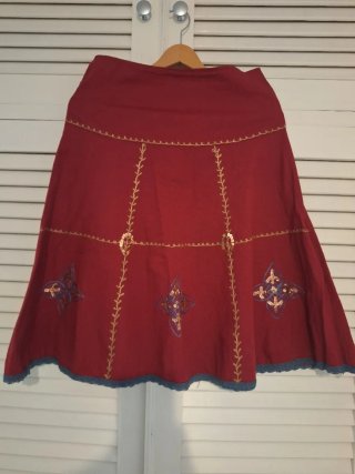 Falda roja con lentejuelas y bordados