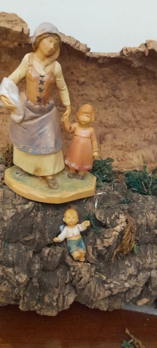 Mamma con bambini per presepe
