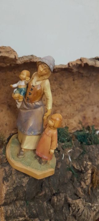 Mamma con bambini per presepe