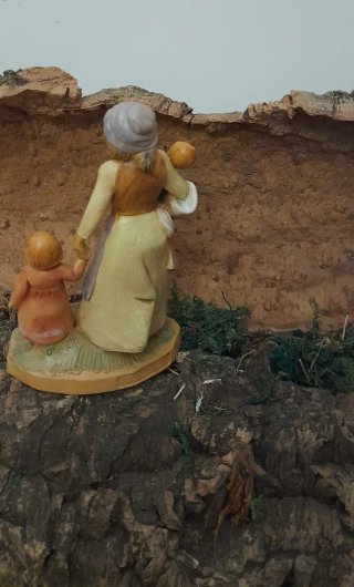 Mamma con bambini per presepe
