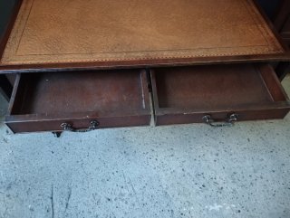 Mesa escritorio antigua cuero y madera