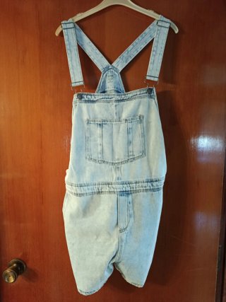 Peto vaquero corto azul claro talla 44