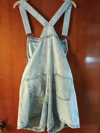 Peto vaquero corto azul claro talla 44