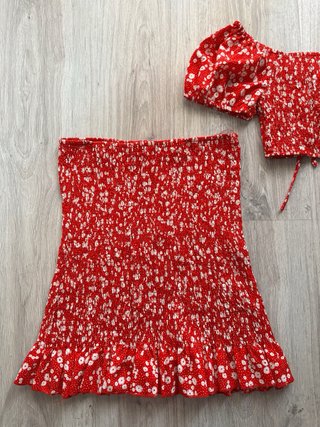 Conjunto floral rojo y blanco Talla M