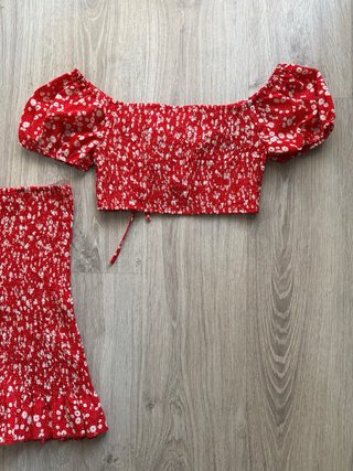 Conjunto floral rojo y blanco Talla M