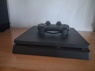 PS4 Slim Negra + 4 Juegos
