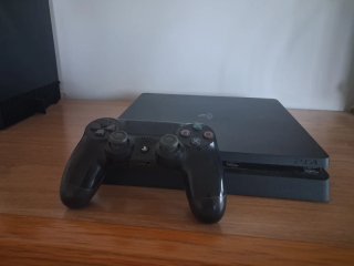 PS4 Slim Negra + 4 Juegos