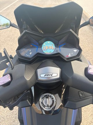 Kymco AK-550 Maxi Scooter Azul
