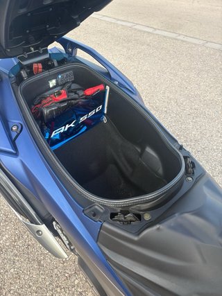 Kymco AK-550 Maxi Scooter Azul