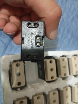 Prese elettriche beige
