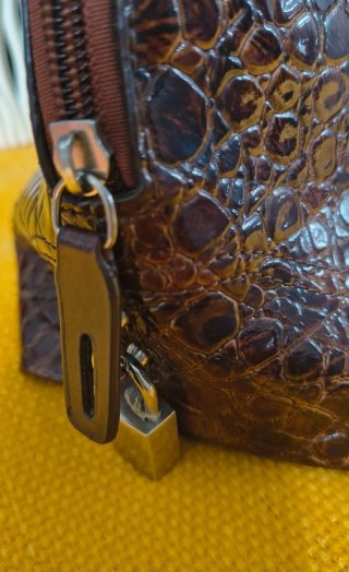 Bolso de piel labrada marrón