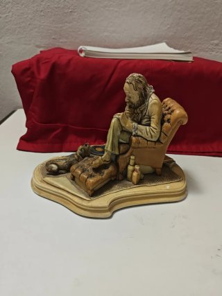 Figura decorativa de anciano con gramófono