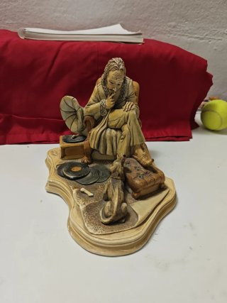 Figura decorativa de anciano con gramófono