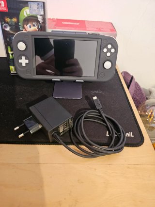 Nintendo Switch Lite con scatola e caricatore