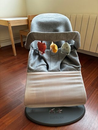 Hamaca BabyBjörn gris con juguetes