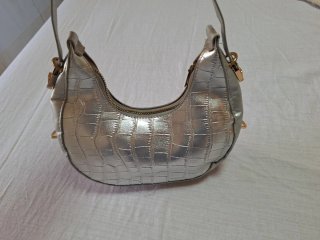 Bolso plateado efecto piel cocodrilo