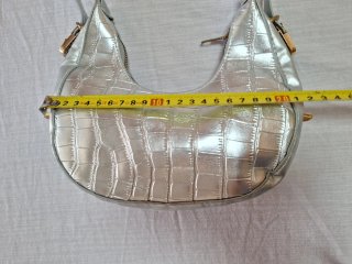 Bolso plateado efecto piel cocodrilo