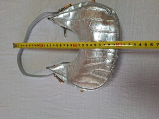 Bolso plateado efecto piel cocodrilo