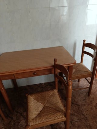 Mesa de cocina y 4 sillas de madera
