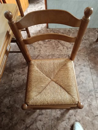 Mesa de cocina y 4 sillas de madera