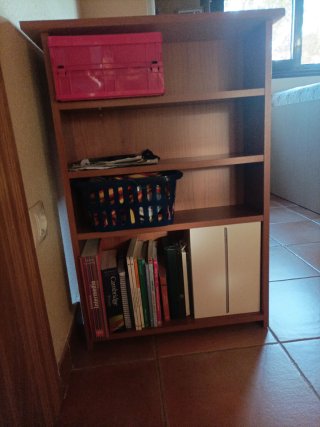 Escritorio de madera marrón