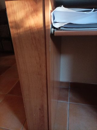 Escritorio de madera marrón