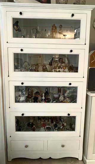 Vitrina de salón lacada en blanco. Madera cerezo.