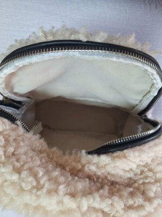 Mochila peluche beige con cremallera Bershka