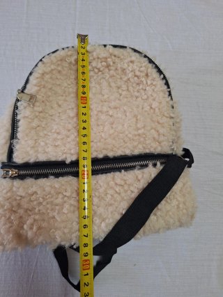 Mochila peluche beige con cremallera Bershka