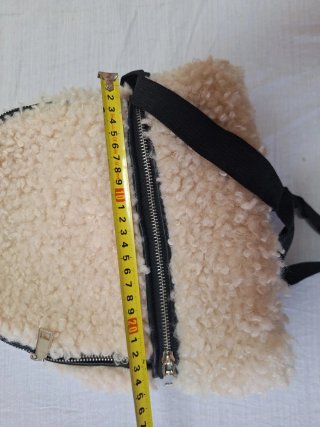 Mochila peluche beige con cremallera Bershka