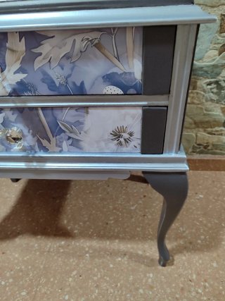 Mesitas de noche vintage con diseño floral