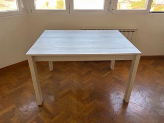 Mesa de comedor grande de madera blanca