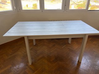 Mesa de comedor grande de madera blanca