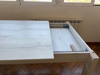 Mesa de comedor grande de madera blanca
