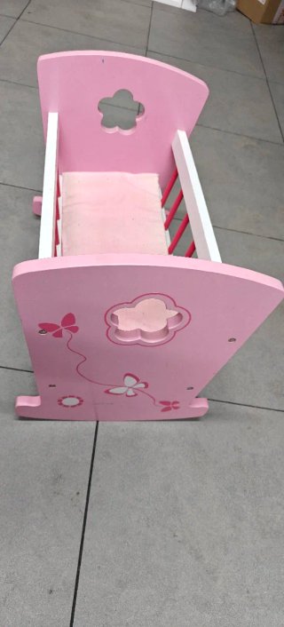 Cuna para muñeca rosa con flores